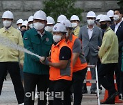 [포토]이상민 장관, 관계자와 함께 소화전 시연