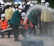 [포토]이상민 행안부 장관, 관계자와 함께 소화전 시연