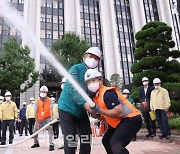 [포토]소화전 시연하는 이상민 행정안전부 장관