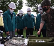 [포토]화생방 장비 바라보는 한덕수 국무총리