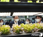 스마트팜 농작물 살펴보는 윤 대통령