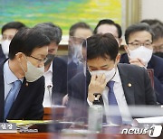 방문규 국무조정실장과 대화하는 김주현 금융위원장