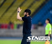 성남FC, '매각설'과' 제3의 길' 논란에 김남일 감독 사임