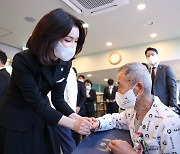 김건희 여사, 수해 현장서 비공개 봉사활동.. 마스크 쓴 채 청소