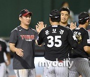 [MD포토] 오지환 '문보경 오늘 최고였어'