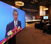 시진핑 "한중, 간섭 배제한채 협력에 중점 두고 미래로 향해야"