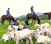 북한 세포지구 축산기지에서 염소를 방목 중인 방목공들