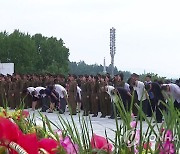 북한 선군절 맞아 각지 김일성·김정일 동상에 헌화