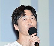 인사하는 '육사오' 윤병희 [포토엔HD]