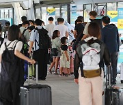 이제 여름 끝자락..막바지 휴가철 공항은 북적