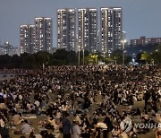 "발 디딜 틈이 없네"..돌아온 '한강 야시장' 인산인해