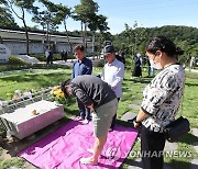 추석 앞두고 인천가족공원 방문한 시민들