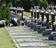 추석 앞두고 인천가족공원 방문한 시민들