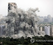 INDIA NOIDA ILLEGAL TWIN TOWERS DEMOLITION