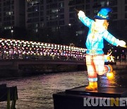 [포토] 원주 전통 불빛 축제..등터널 건너는 시민들