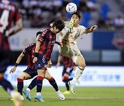 수원FC·제주, 난타전 끝 2-2 무승부