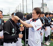 우승팀에 메달 시상하는 참석한 조희연