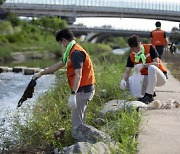 호반그룹 임직원 봉사단, 양재천서 '플로깅' 진행