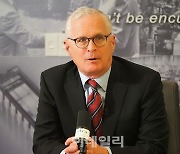 美'칩4동맹·반도체법' 우려 속..완충 역할 나선 존 뉴퍼[핫피플]