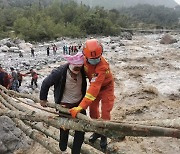 중국 쓰촨성 6.8 강진 최소 65명 사망.."바위 끝없이 떨어져"