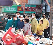 포항 오천시장 이재민 위로하는 윤 대통령