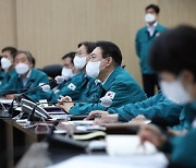 포항 구조 상황 점검한 尹 "희망의 끈 놓지 말아달라"