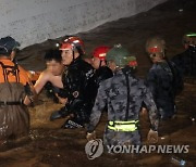 [태풍 힌남노] "아이들 때문에" 39살 남성 배관 잡고 13시간 버텼다