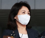 '법카 유용 의혹' 김혜경, 2시간40분 檢 조사 후 귀가