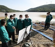 경주 왕신저수지 피해상황 보고 받는 윤석열 대통령