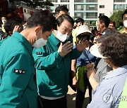 침수 피해 주민 위로하는 윤석열 대통령