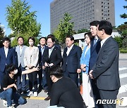 민주당 '윤석열 정권 정치탄압 규탄' 중앙지검 항의 방문