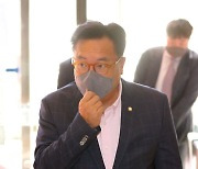 국회 출근하는 정진석 국회부의장