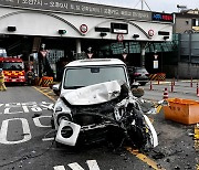 남산 1호터널서 SUV 2대 충돌..운전자 병원이송