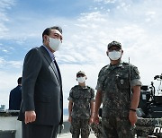 추석 맞아 수방사 방공중대 찾은 윤 대통령