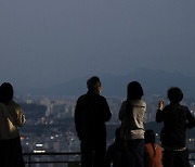 '휘영청' 추석 보름달..100년 만에 가장 둥근 달