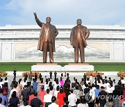 북한, 정권수립 74주년 맞아 김일성·김정일 동상에 헌화