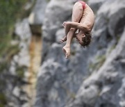 SWITZERLAND CLIFF DIVING