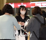 [MD포토] 염혜선 '팬들과 다정한 대화'