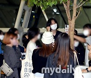 [MD포토] 박정아 '팬들에게 둘러쌓인 인기'