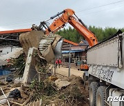 육지 태풍 복구 작전 중인 해군 기동건설전대