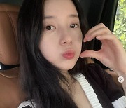 수지 예쁜건 알았지만 피부까지 너무 좋은거 아닌가요? 극밀착 셀카인데 도자기 보다 더 '반질반질'