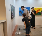 윤 대통령, 청와대 '장애예술인 전시' 관람