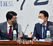 [포토]원내대책회의, '대화하는 권성동-김석기'