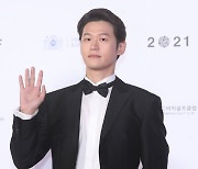 Actor Lee Hak-joo set to wed in November