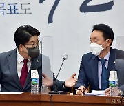 [헤럴드pic] 대화하는 국민의힘 권성동 원내대표와 김석기 사무총장