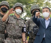 국방장관, 백골부대서 연휴 마지막날 경계태세 점검