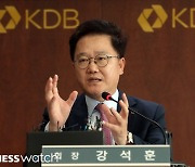 강석훈 산은 회장 "5년간 반도체 산업에 30조 지원"