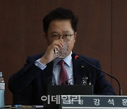 [포토]물 마시는 강석훈 산업은행 회장