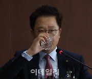 [포토]발언 마치고 물 마시는 강석훈 산업은행 회장