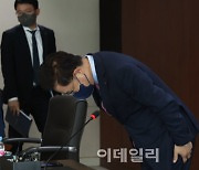 [포토]취재진에게 인사하는 강석훈 산업은행 회장